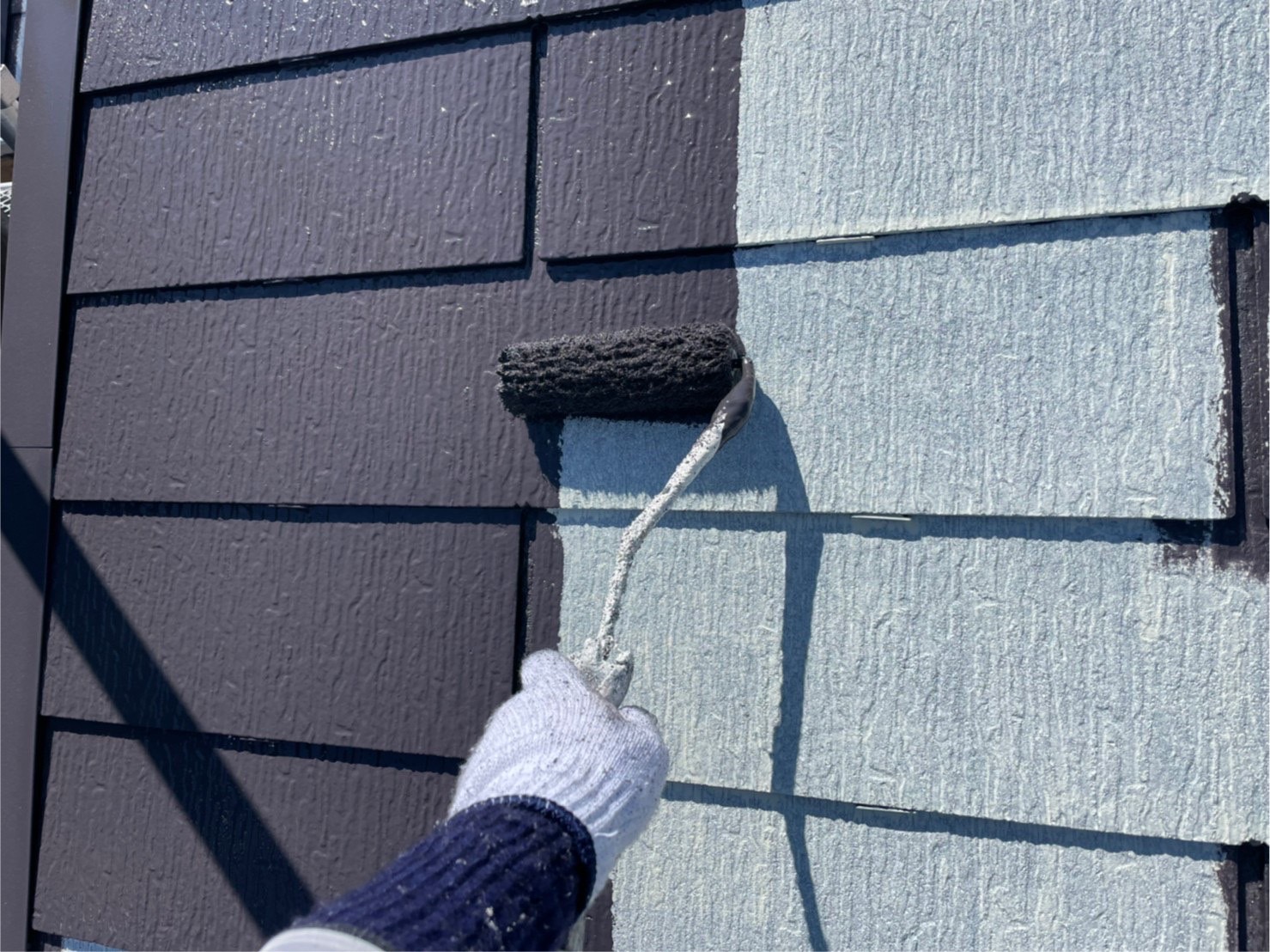 町田市K様邸外壁屋根塗装工事　屋根中塗り工事