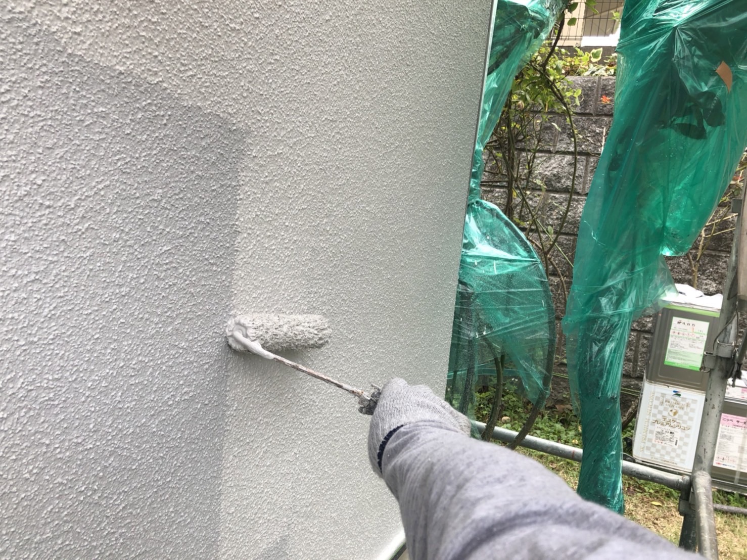 町田市S様邸外壁屋根塗装工事　外壁上塗り工事