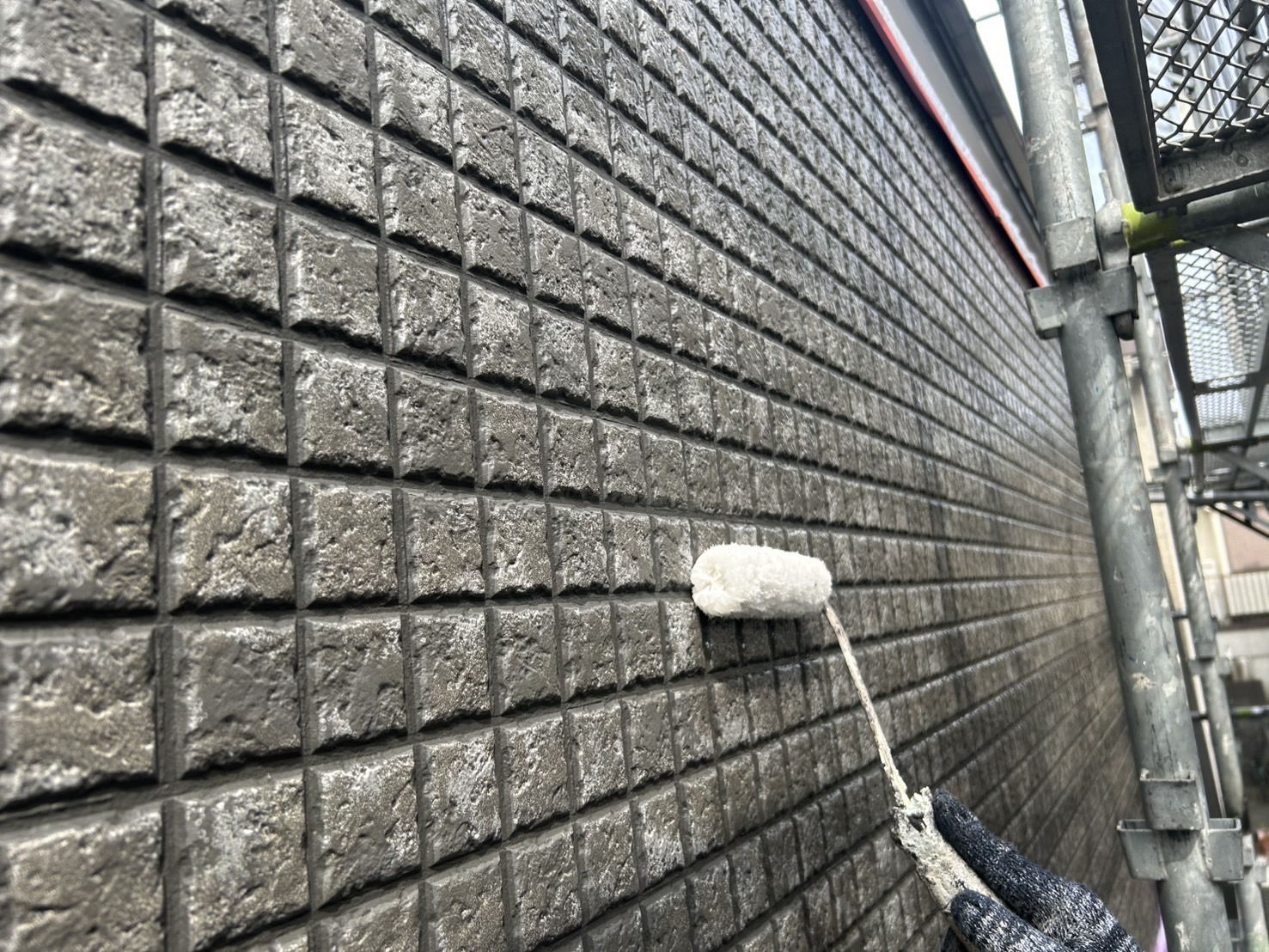 相模原市南区N様邸外壁屋根塗装工事　外壁下塗り工事