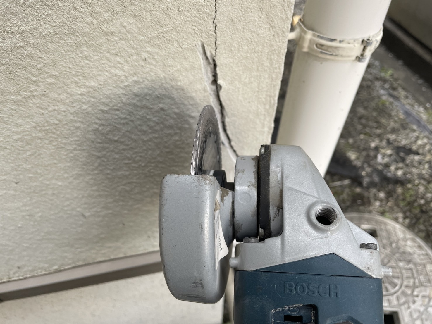 相模原市南区O様邸外壁屋根塗装工事　外壁セメントフィラー