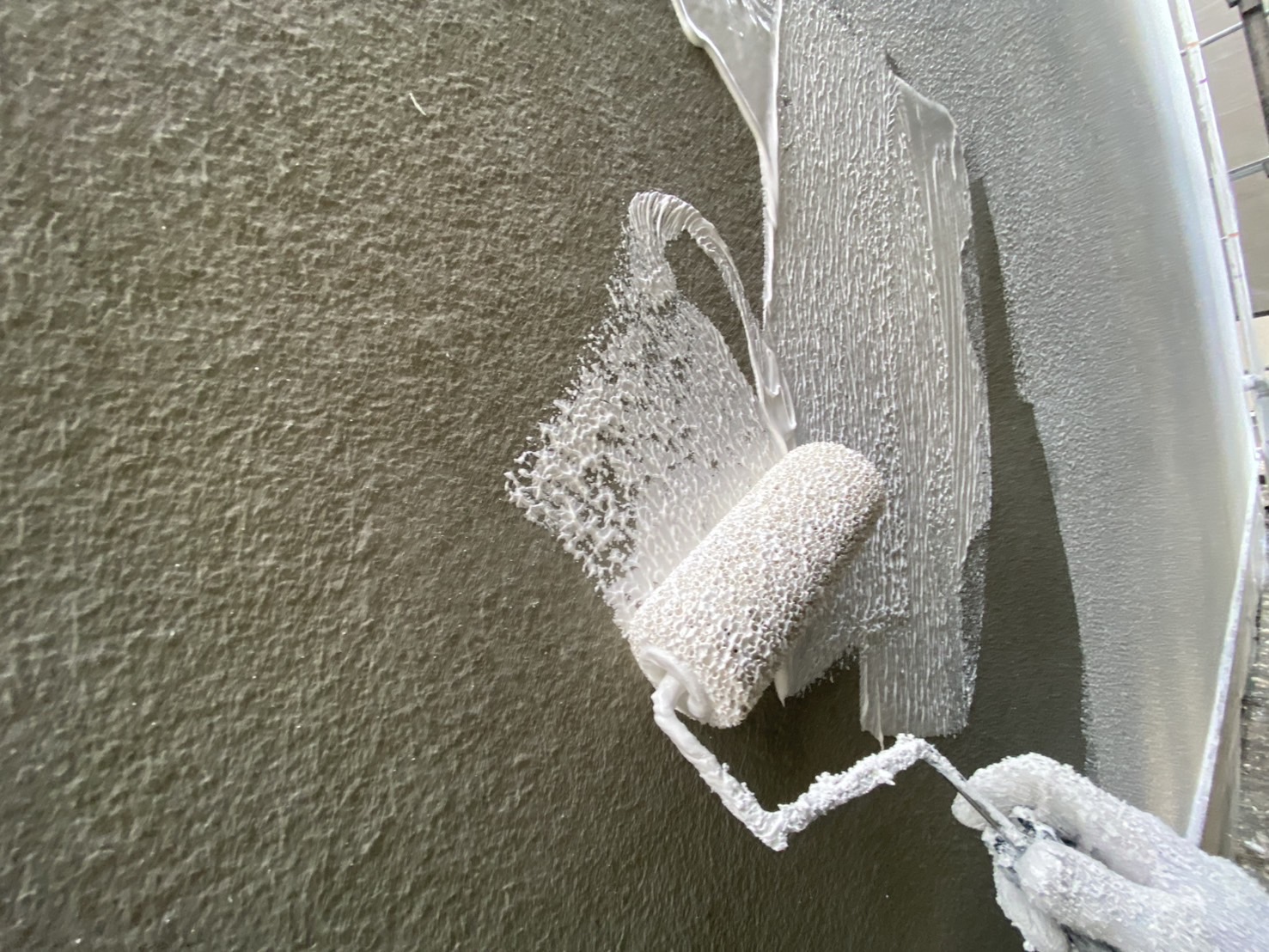 相模原市南区O様邸外壁屋根塗装工事　外壁下塗り工事