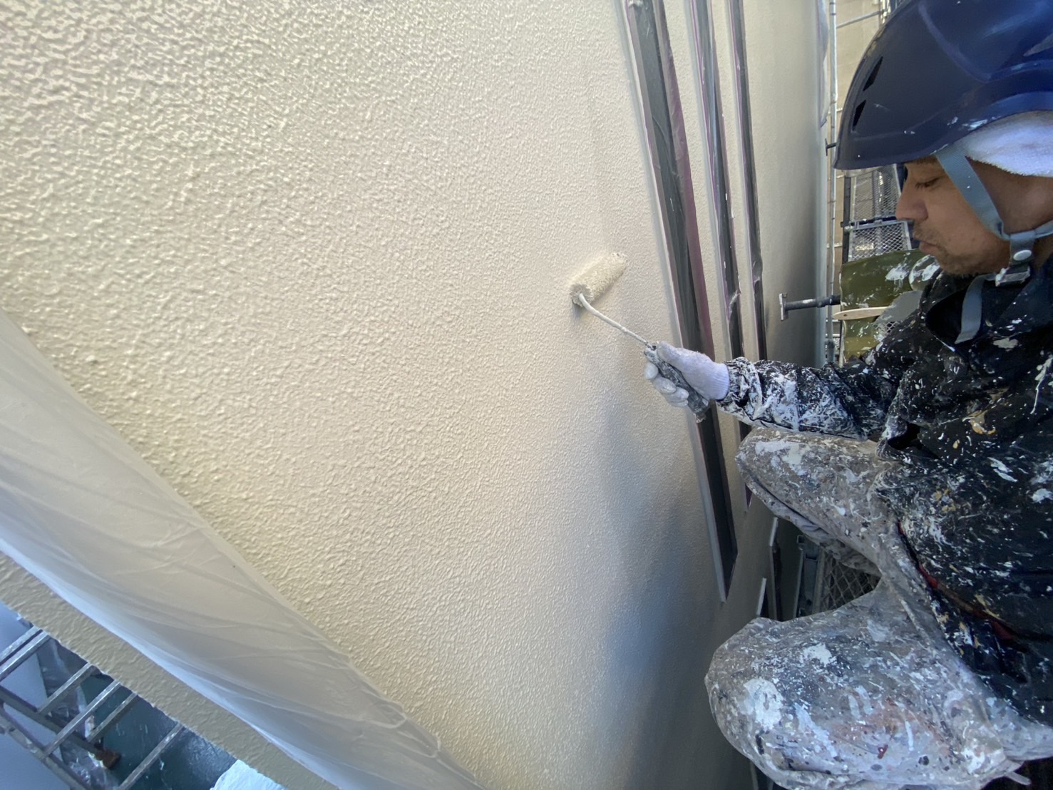 相模原市南区O様邸外壁屋根塗装工事　外壁上塗り工事