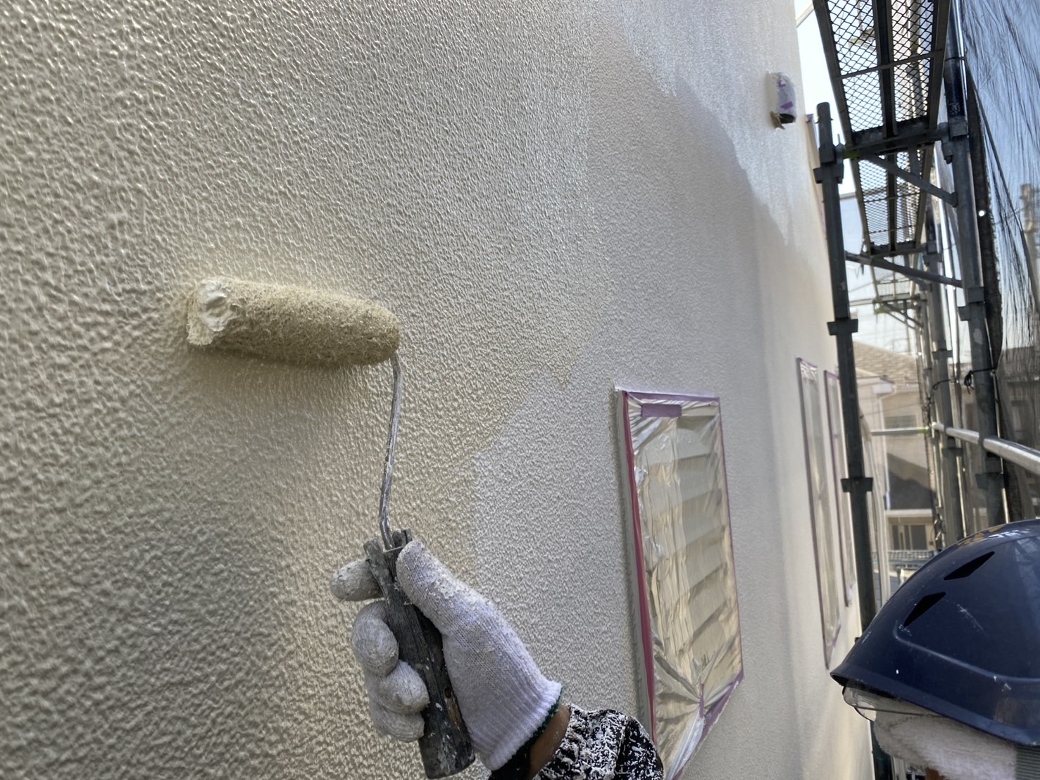 相模原市南区O様邸外壁屋根塗装工事　外壁中塗り工事