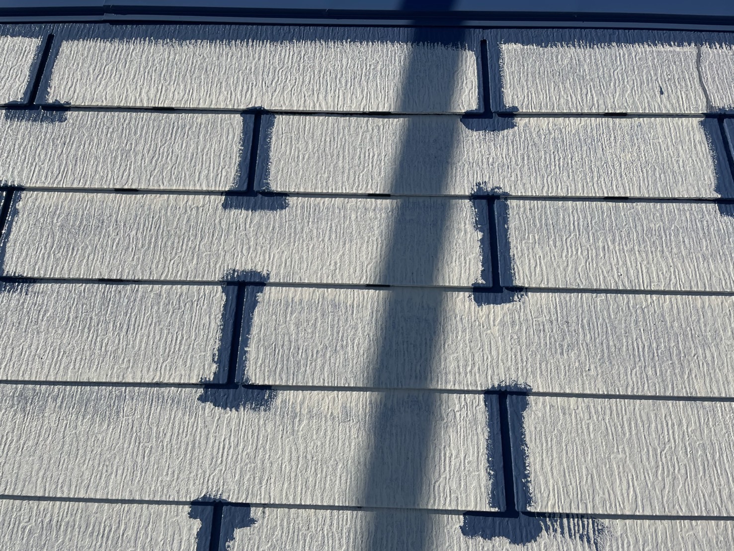 相模原市南区O様邸外壁屋根塗装工事　屋根中塗り工事