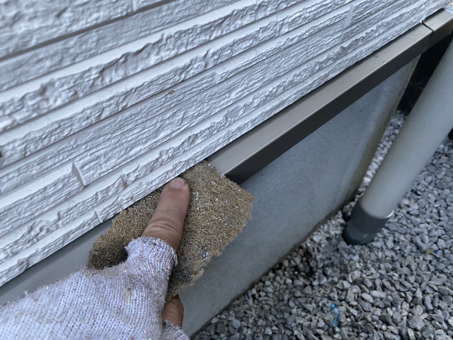 相模原市南区H様邸外壁屋根塗装工事　鉄部錆止め塗布