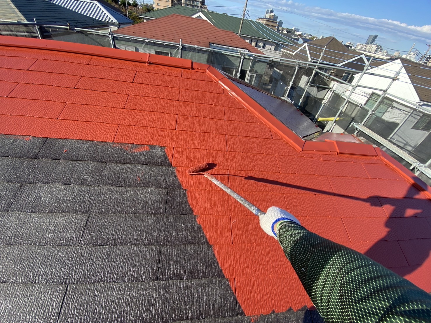 相模原市南区H様邸外壁屋根塗装工事　屋根中塗り工事