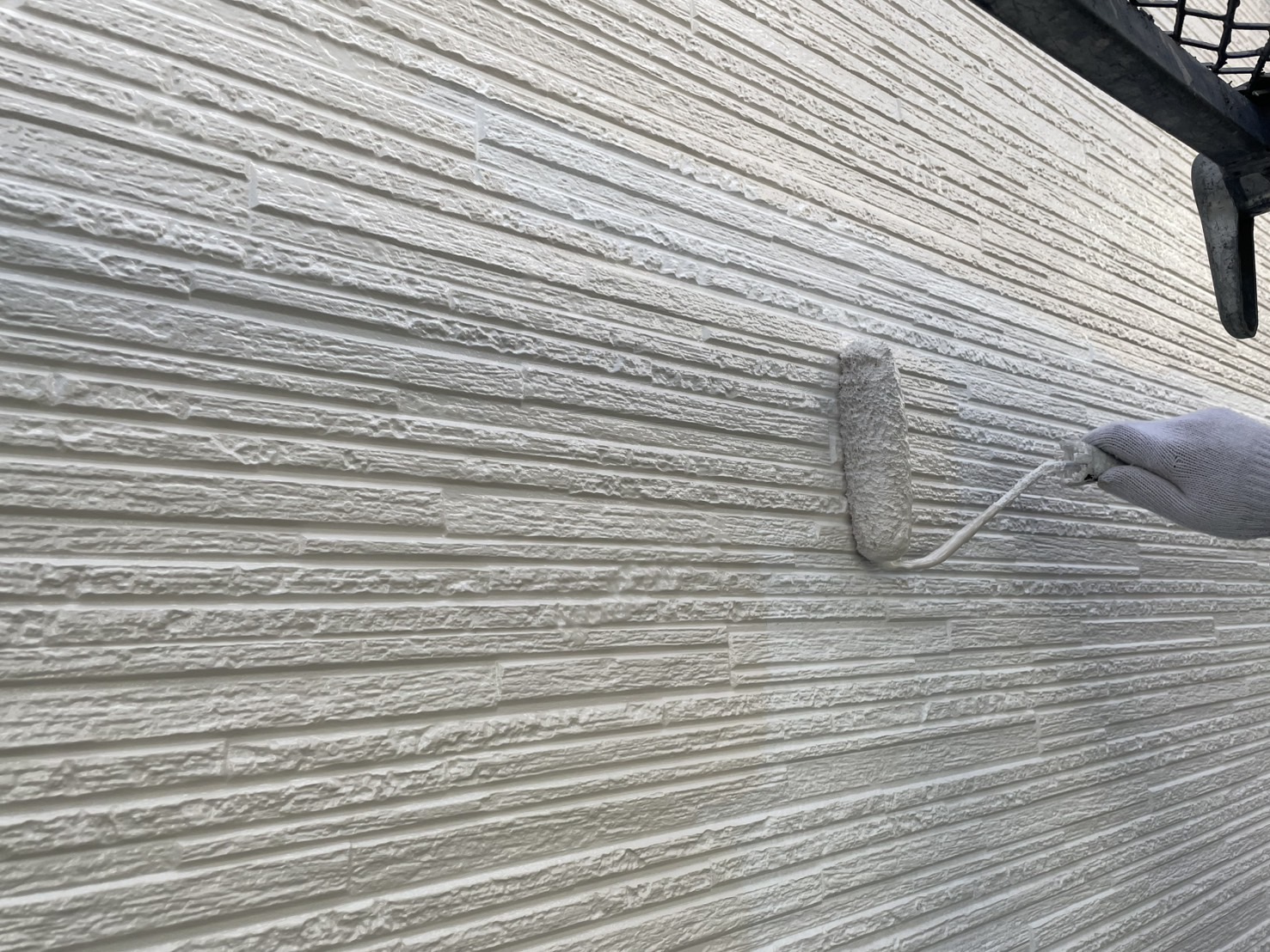 相模原市南区H様邸外壁屋根塗装工事　外壁中塗り工事