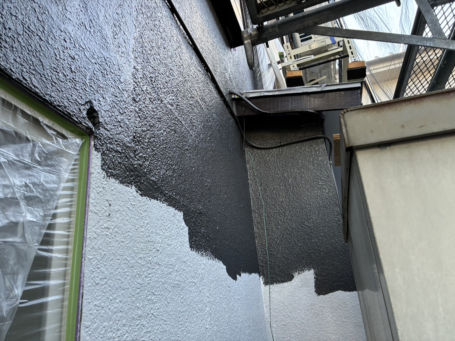 相模原市南区O様邸外壁塗装工事　外壁中塗り工事