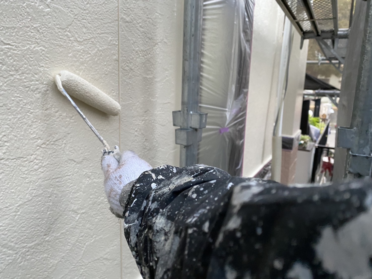 相模原市南区K様邸外壁屋根塗装工事　外壁上塗り工事