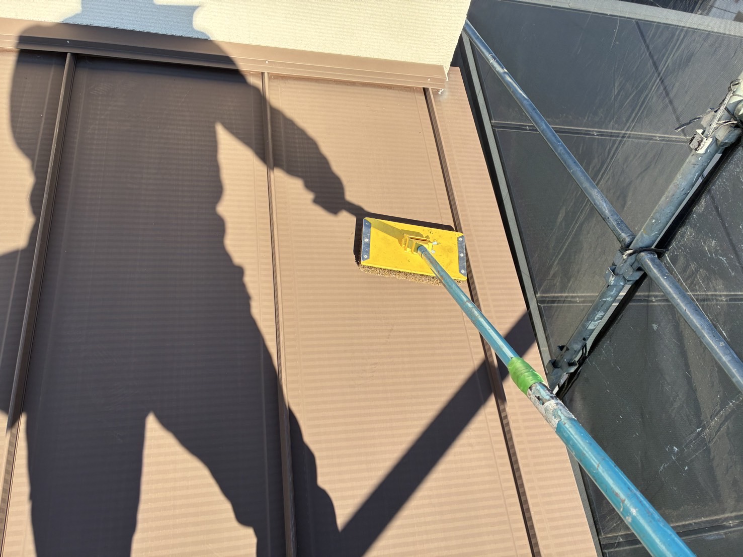 相模原市南区S様邸外壁屋根塗装工事　鉄部錆止め塗布