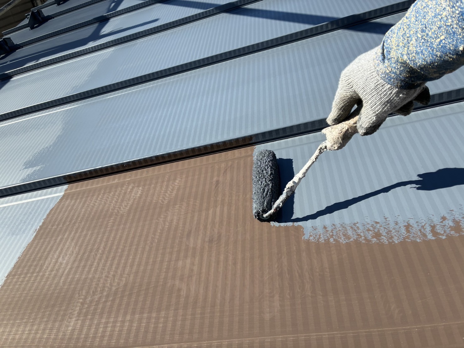 相模原市南区S様邸外壁屋根塗装工事　屋根下塗り工事