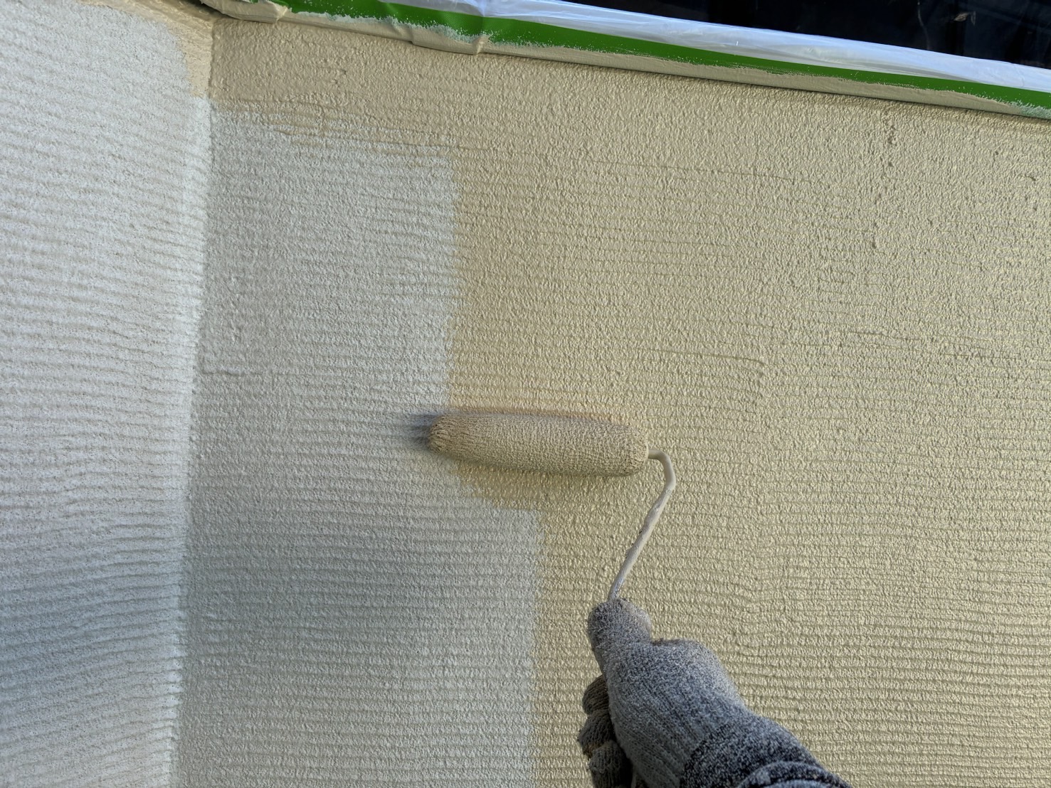 相模原市南区S様邸外壁屋根塗装工事　外壁中塗り工事