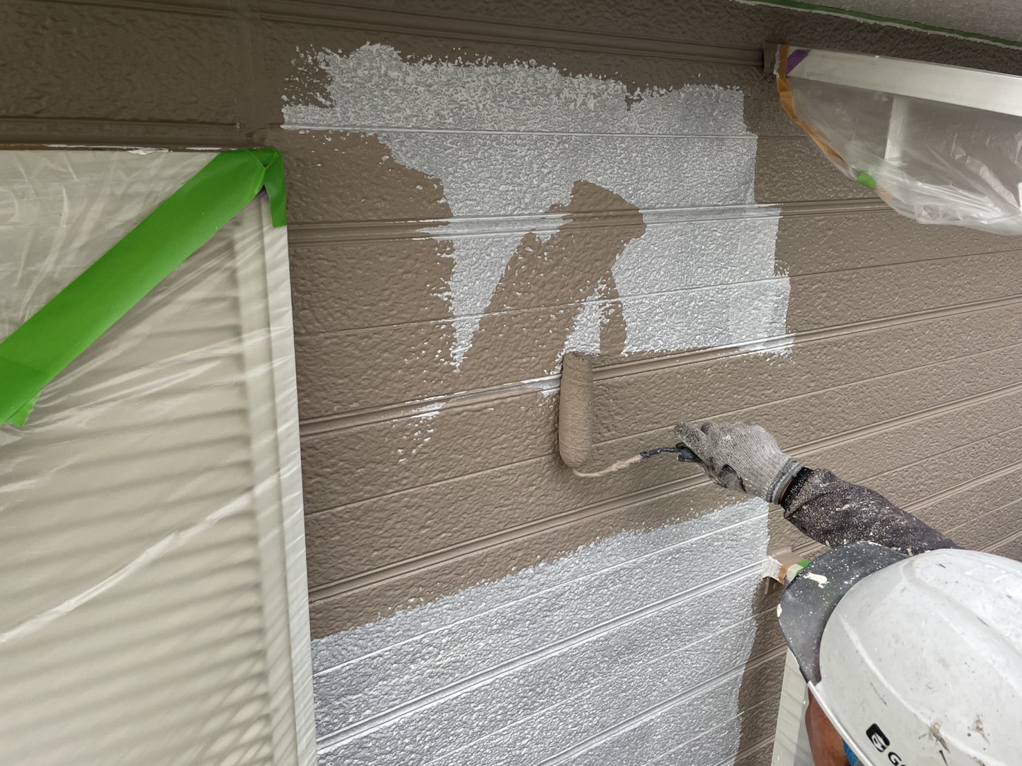 相模原市南区H様邸外壁屋根塗装工事　外壁中塗り工事