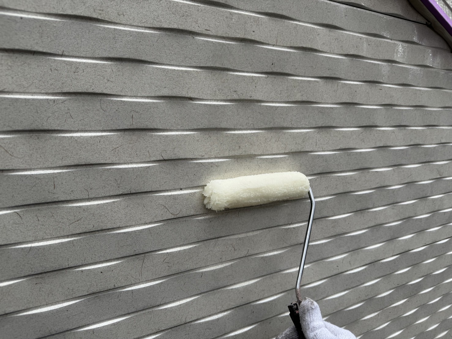 町田市N様邸外壁塗装工事　クリアー２回目塗布