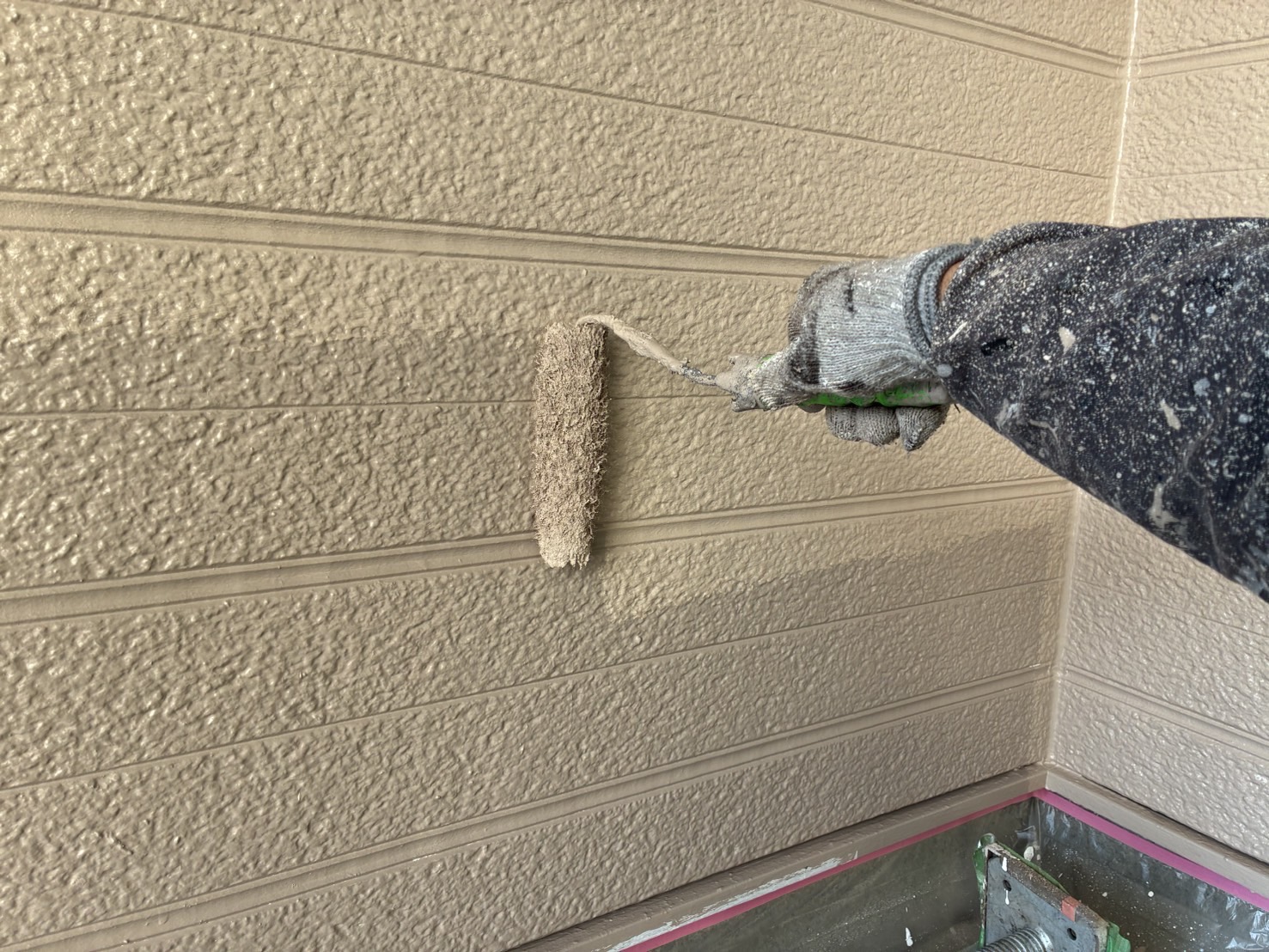 相模原市南区H様邸外壁屋根塗装工事　外壁上塗り工事