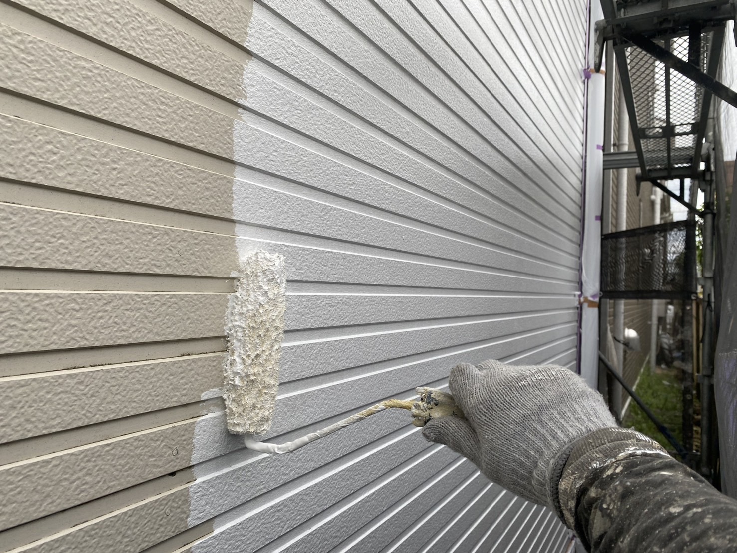 相模原市中央区S様邸外壁屋根塗装工事　外壁下塗り工事