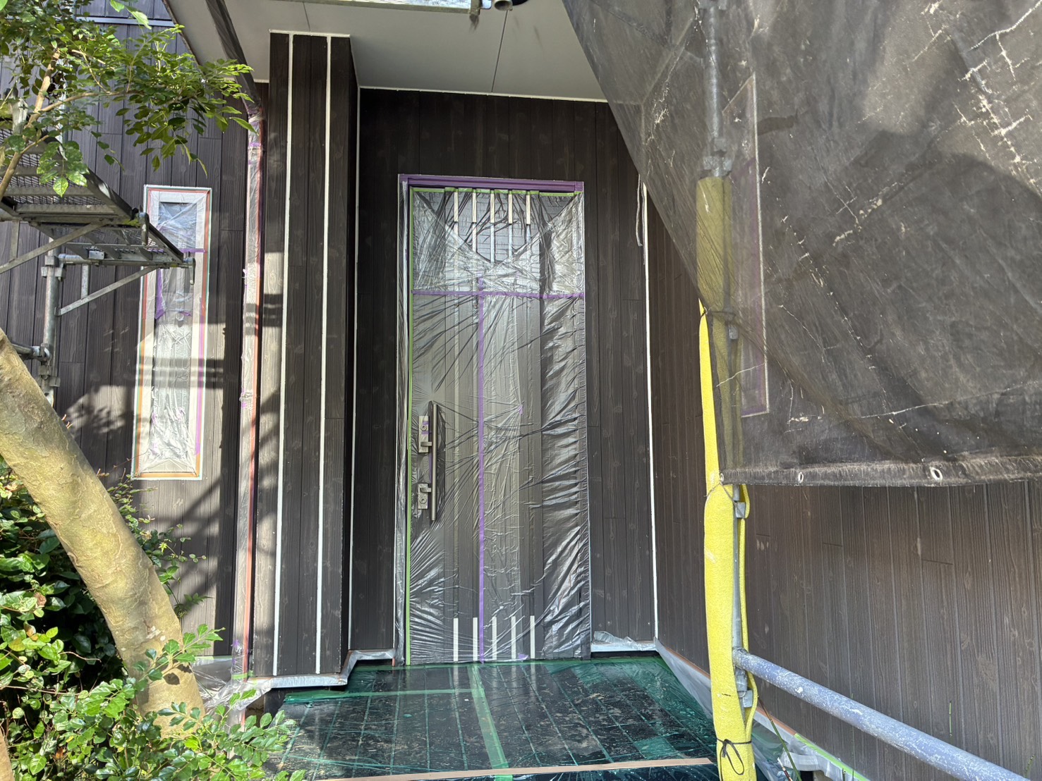 町田市M様邸外壁屋根塗装工事　養生作業