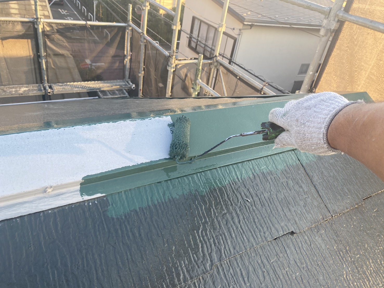 相模原市中央区H様邸外壁屋根塗装工事　屋根中塗り工事
